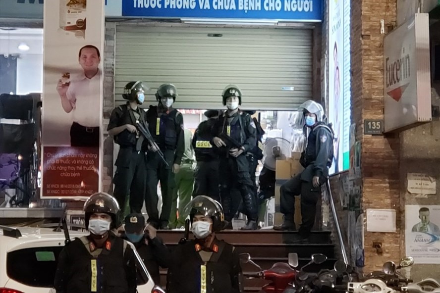 Lực lượng cảnh sát cơ động làm nhiệm vụ tại khu vực Nhà thuốc Sơn Minh. Ảnh: Hà Anh Chiến