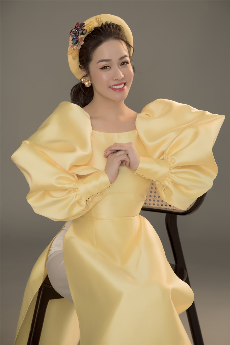 hật Kim Anh tung ảnh trẻ trung với áo dài cách tân đơn sắc của nhà thiết kế Thuỷ Nguyễn , Áo dài thường xoay quanh hình truyền thống.