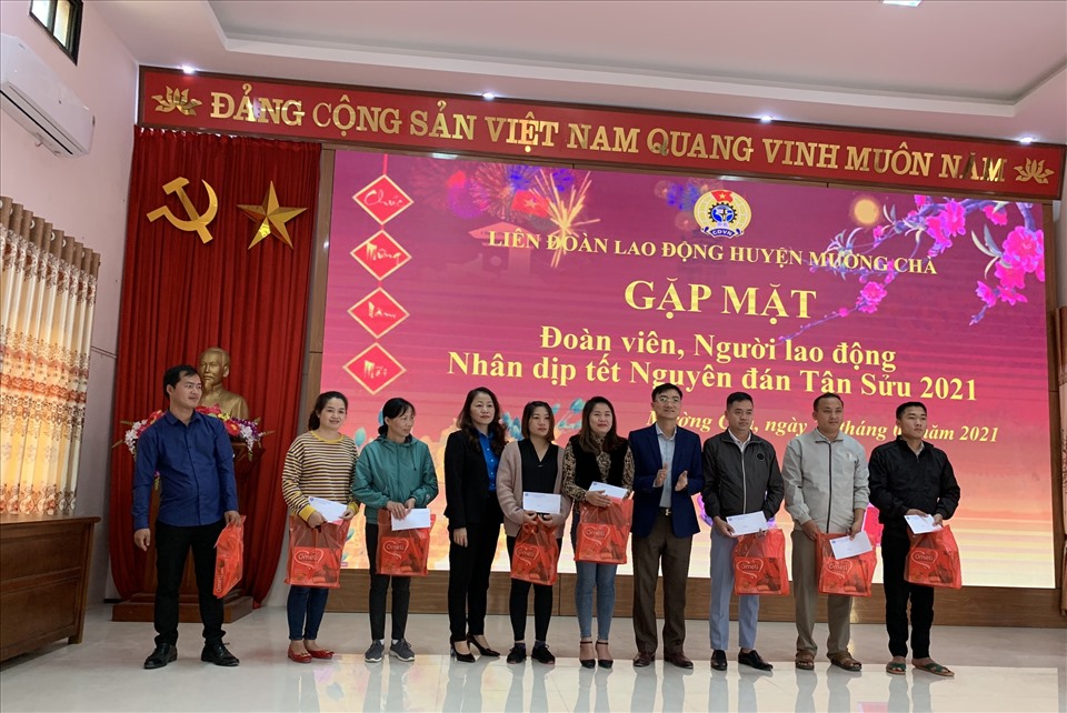 Đại diện LĐLĐ tỉnh và lãnh đạo huyện Mường Chà trao quà cho đoàn viên, người lao động khó khăn.