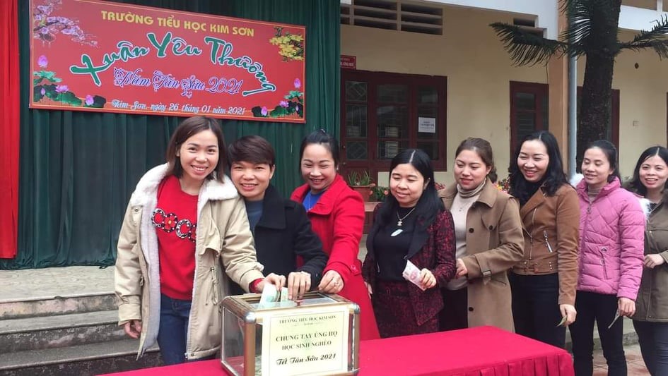 Giáo viên trường Tiểu học Kim Sơn (huyện Quế Phong- tỉnh Nghệ An) hưởng ứng phong trào “Xuân yêu thương” giúp học sinh nghèo. Ảnh: Bá Cường