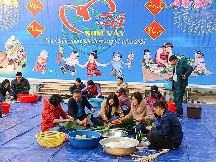 Đoàn viên, người lao động huyện Tủa Chùa tham gia gói bánh chưng dịp Tết Sum vầy xuân Tân Sửu 2021. Ảnh: Nam Giang