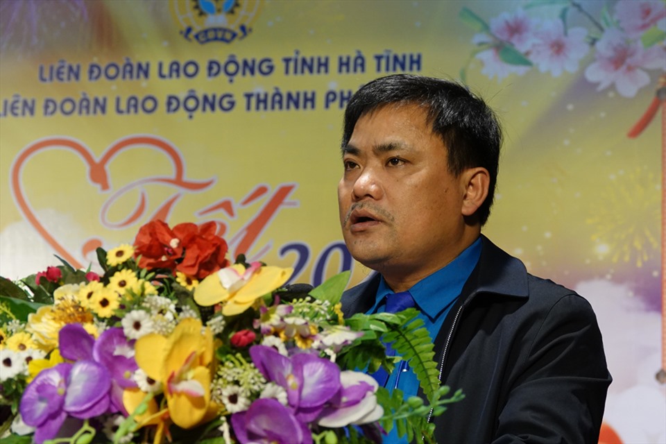 Ông Nguyễn Xuân Long - Chủ tịch LĐLĐ thành phố Hà Tĩnh cảm ơn sự chung tay của các đơn vị, doanh nghiệp để đơn vị có nhiều suất quà trao tặng cho đoàn viên, người lao động. Ảnh: TT.