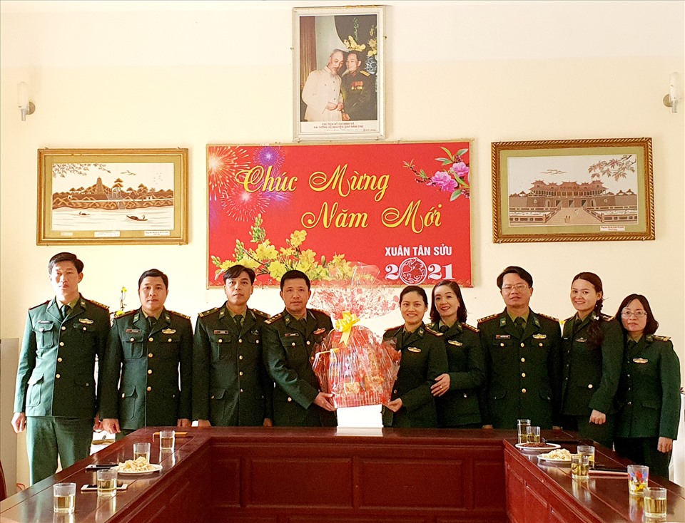 Cùng buổi làm việc, đoàn đã ghé thăm, tặng quà và động viên cán bộ, chiến sĩ đồn BP Hương Nguyên. Ảnh: PĐ.