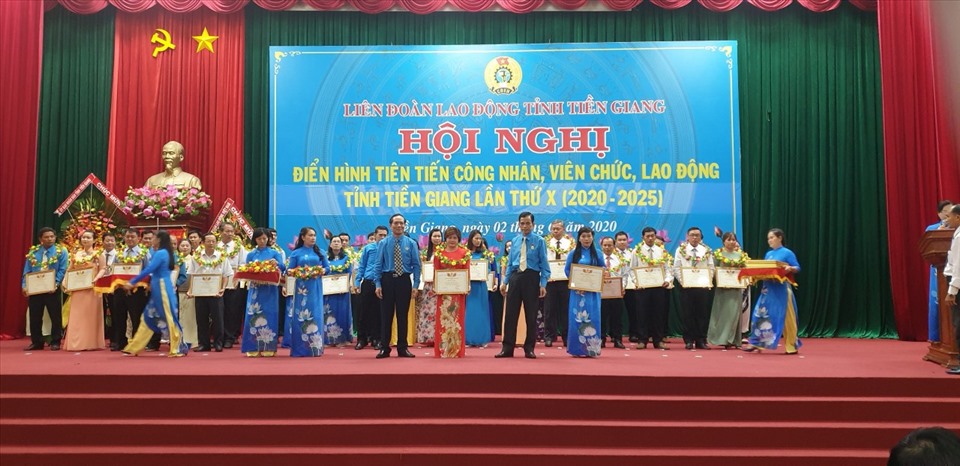 Chị Hội Tư (đứng giữa, áo màu cam) được khen thưởng tại Hội nghị Điển hình CNVCLĐ tỉnh Tiền Giang. Ảnh: K.Q
