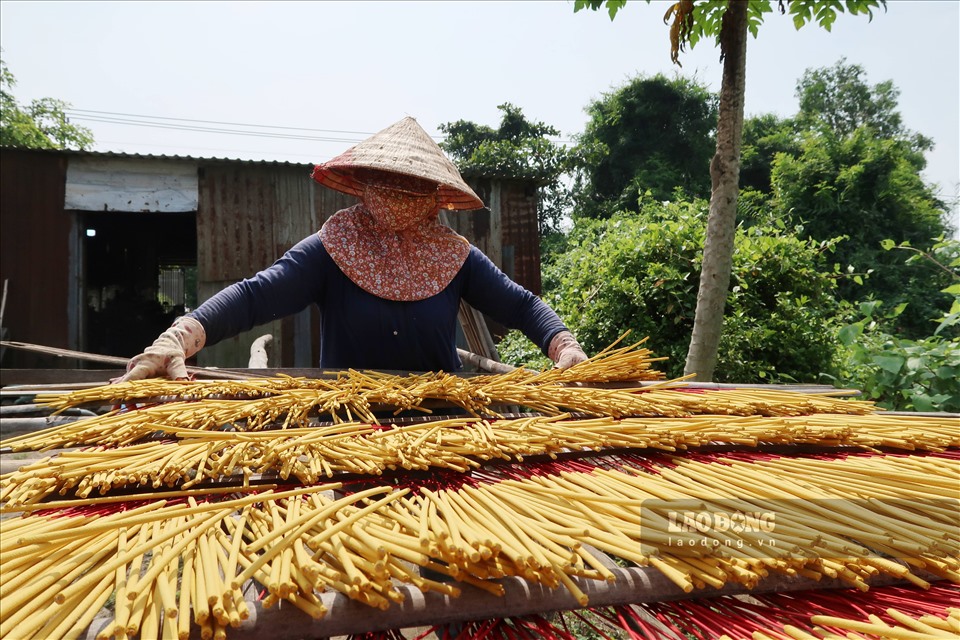 Những ngày cận Tết, không khí tại làng nhang xã Lê Minh Xuân lại tất bật, rộn ràng.