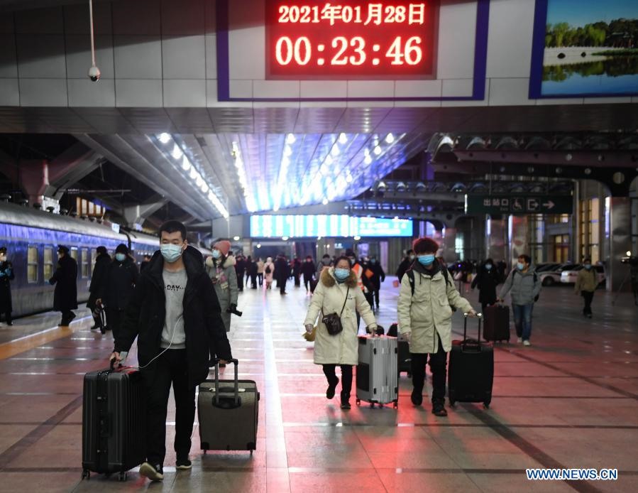 Hành khách đi bộ để lên tàu tại nhà ga tàu hỏa ở Bắc Kinh, Trung Quốc, ngày 28.1.2021. Ảnh: Tân Hoa Xã.