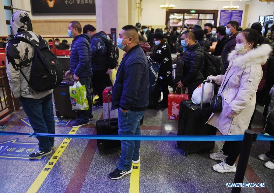 Hành khách chờ làm thủ tục tại ga tàu ở Bắc Kinh. Xuân vận ở Trung Quốc kéo dài 40 ngày từ 28.1 đến 8.3 năm nay. Ảnh: Tân Hoa Xã.