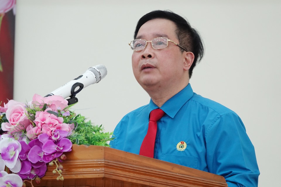 Ông Hoàng Văn Đức - Phó Chủ tịch Công đoàn ngành NNPTNT Hà Tĩnh báo cáo kết quả chăm lo đoàn viên năm 2020 và chăm lo Tết Sum vầy 2021. Ảnh: TT.
