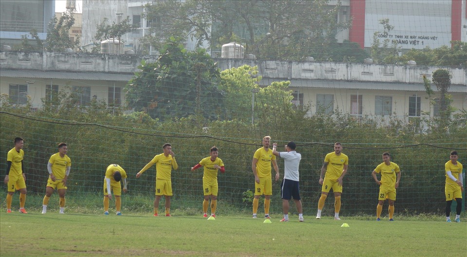 Chiều 28.1, Sông Lam Nghệ An đã có buổi tập trên sân Phú Thọ chuẩn bị cho trận gặp Sài Gòn trên sân khách, tại vòng 3 V.League 2021. Huấn luyện viên Ngô Quang Trường mang 20 cầu thủ, trong đó có 3 thủ môn để chuẩn bị cho trận này.