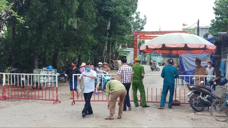 Lực lượng chức năng lập chốt kiểm soát phòng chống dịch COVID-19, tại phường Quảng Vinh, TP. Sầm Sơn (Thanh Hóa) vào tháng 8.2020 vừa qua. Ảnh: Quách Du