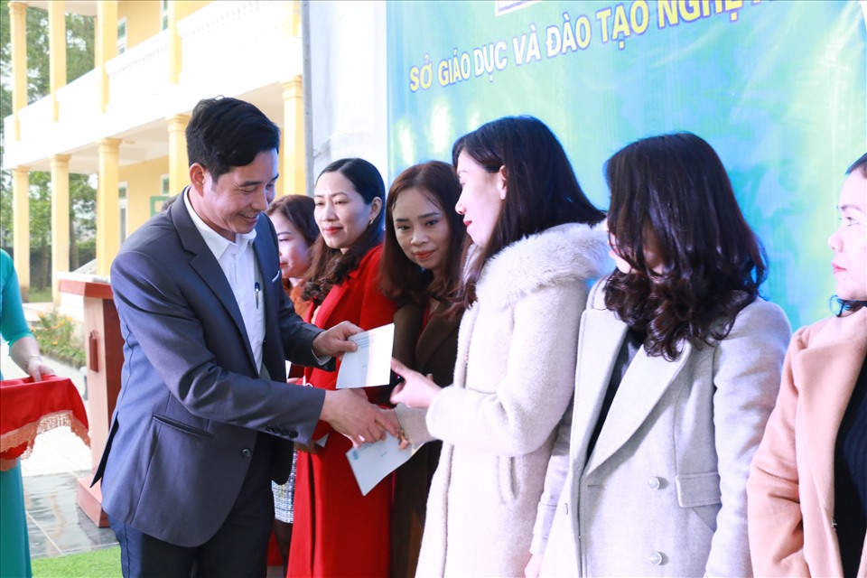 Chủ tịch Công đoàn ngành giáo dục Nghệ An Đặng Văn Hải tặng quà cho nhà giáo trong “Tết sum vầy“.  Ảnh: PV