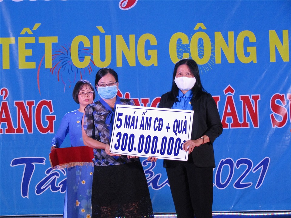 Lãnh đạo Công ty TNHH Simone Việt Nam TG tặng 300.000.000 đồng, gồm quà và 5 căn Mái ấm Công đoàn.
