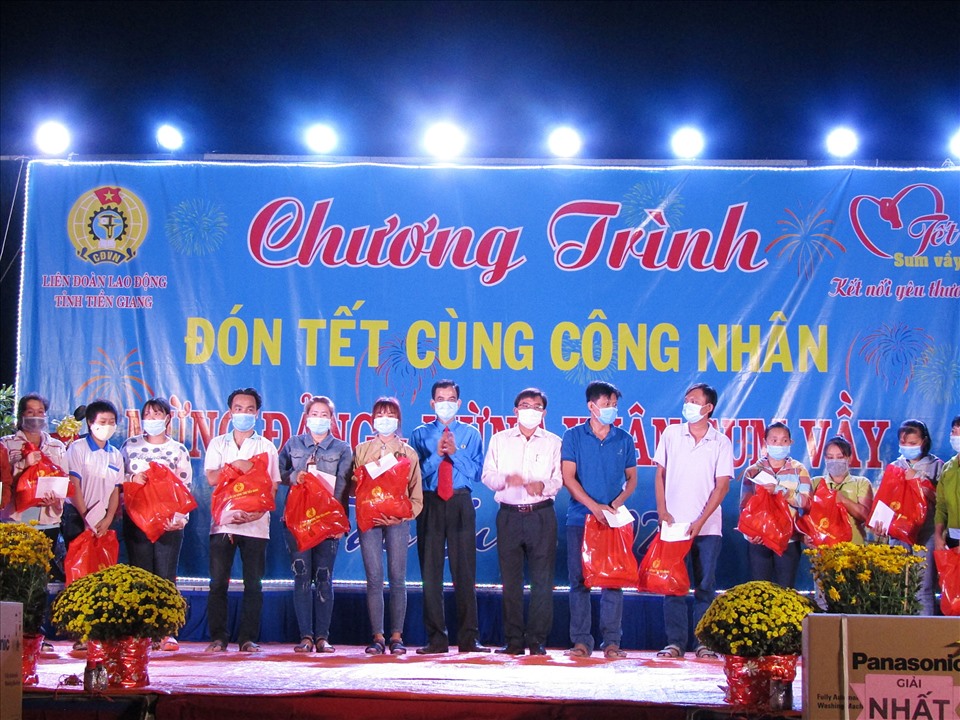 Lãnh đạo Tổng LĐLĐVN và lãnh đạo tỉnh Tiền Giang trao quà Tết Sum vầy cho công nhân lao động.