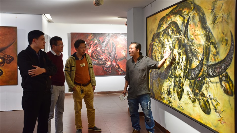 Họa sĩ Ngô Thanh Hùng giới thiệu tác phẩm với người yêu hội họa. Ảnh: Thế Anh