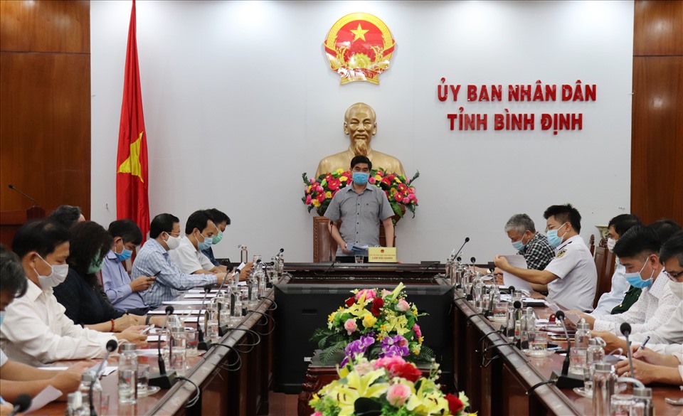 UBND tỉnh Bình Định họp triển khai các biện pháp cấp bách phòng, chống dịch COVID-19. Ảnh: T.X