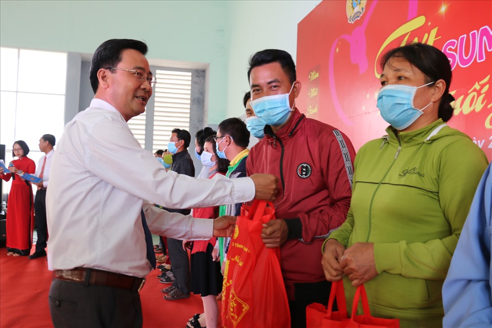 Lãnh đạo ban dân vận Tỉnh ủy Khánh Hòa trao quà Tết công đoàn cho đoàn viên khó khăn. Ảnh: Phương Linh