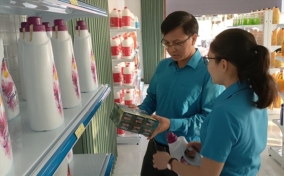 Đoàn viên công đoàn tham quan mua sắm tại phiên chợ nghĩa tình (ảnh Nguyễn Bảo)