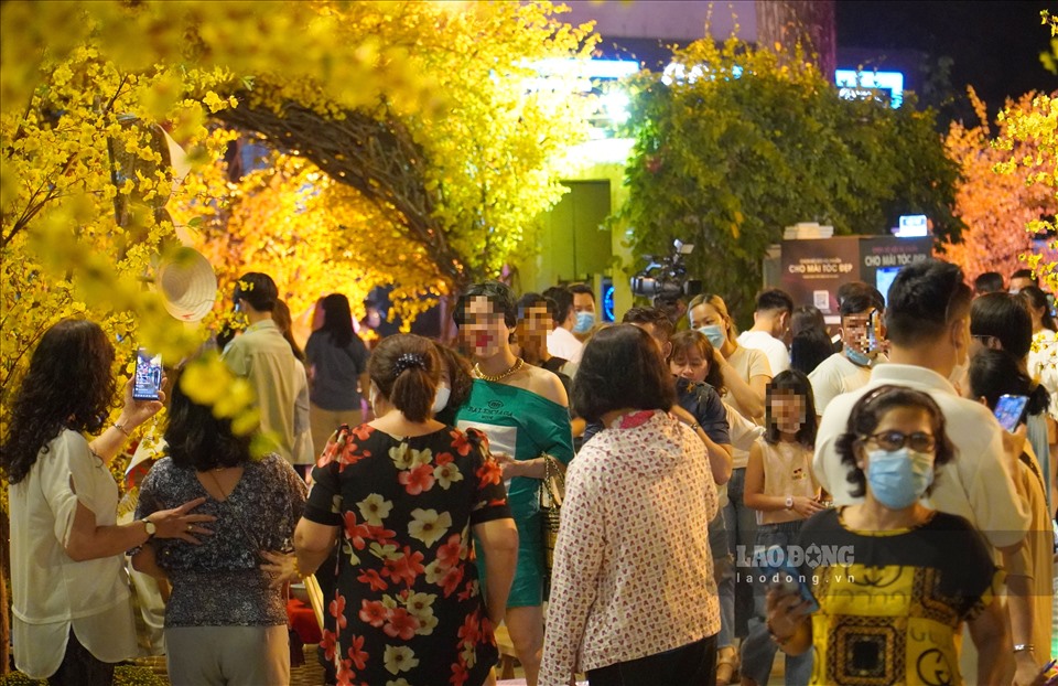 Tương tự, tại Lễ hội Tết Việt được tổ chức tại nhà văn hóa Thanh Niên (quận 1. TPHCM) trong tối ngày 28.1 có rất đông người dân đổ về đây vui chơi, chụp hình... nhưng theo quan sát của PV có rất ít người chủ động sử dụng khẩu trang để phòng dịch.