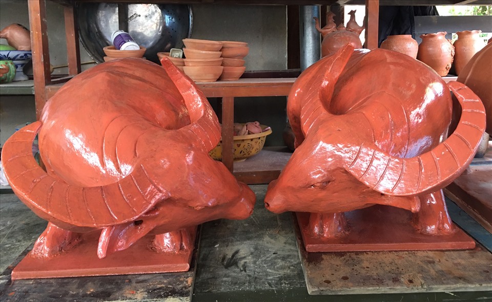 Những sản phẩm tượng hình trâu được các nghệ nhân của làng gốm vận chuyển đi bán ở các tỉnh như Khánh Hòa, Quảng Trị... Trung bình,  những chú trâu gốm này có giá từ 5.000-200.000 đồng/con tùy loại. Ảnh: HL