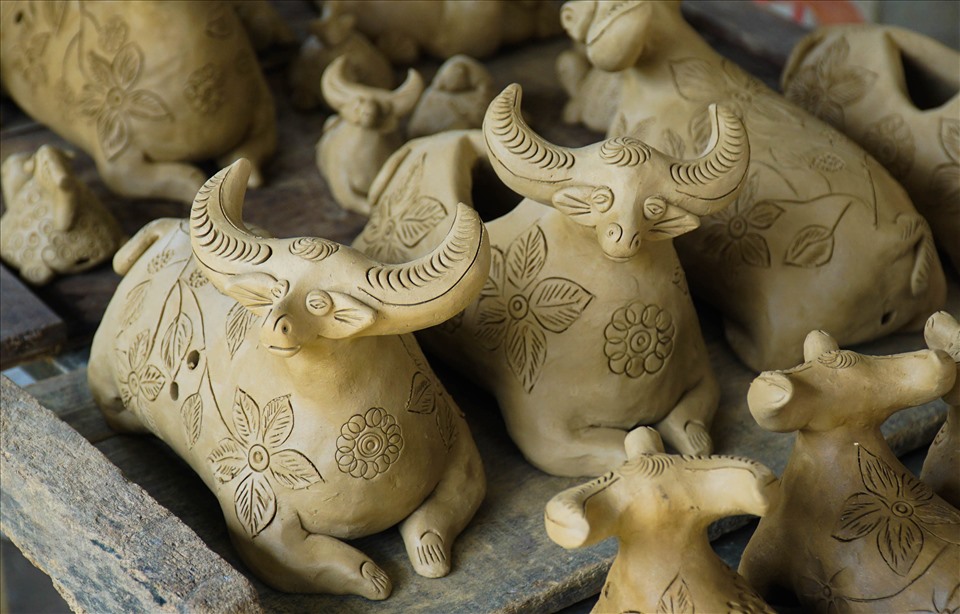 Việc làm thêm các loại tượng trâu giúp sản phẩm gốm ở làng nghề thêm đa dạng qua đó, giúp du khách có thêm nhiều sự lựa chọn. Ảnh: HL