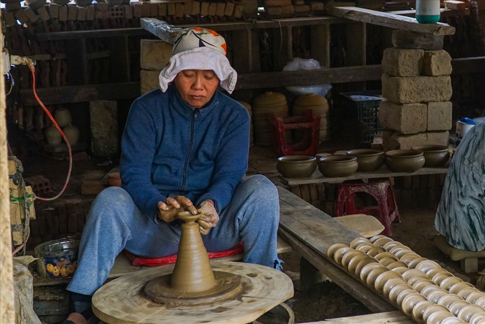 Thời điểm cuối năm, người làng gốm Thanh Hà bắt đầu làm tượng táo quân với  đầy đủ hình hài 3 vị. Ảnh: HL