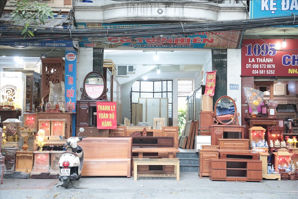 Phố đồ gỗ: Vào năm 2024, phố đồ gỗ lâu đời ở Hà Nội vẫn giữ được sức hút của mình với những sản phẩm đa dạng và thiết kế mới lạ. Từ các bộ bàn ghế, giường ngủ, tủ kệ,… được chế tác từ gỗ tự nhiên, đảm bảo chất lượng và độ bền cao. Hãy đến trải nghiệm và lựa chọn cho mình các sản phẩm phù hợp với phong cách và sở thích riêng.