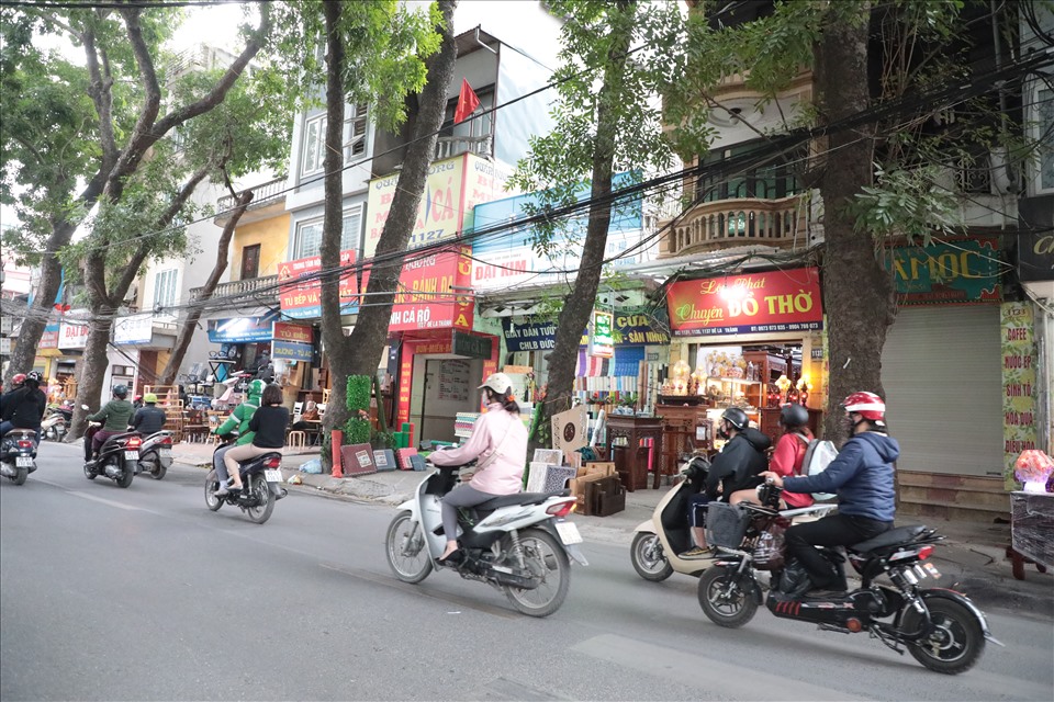 Phố Đê La Thành là con phố nổi danh nhất Hà Thành với các cửa hàng bán đồ nội thất gỗ đủ loại, đa dạng về mẫu mã, từ bàn ghế sofa, tủ bếp cho đến giường ngủ, đồ nội thất phòng thờ,...