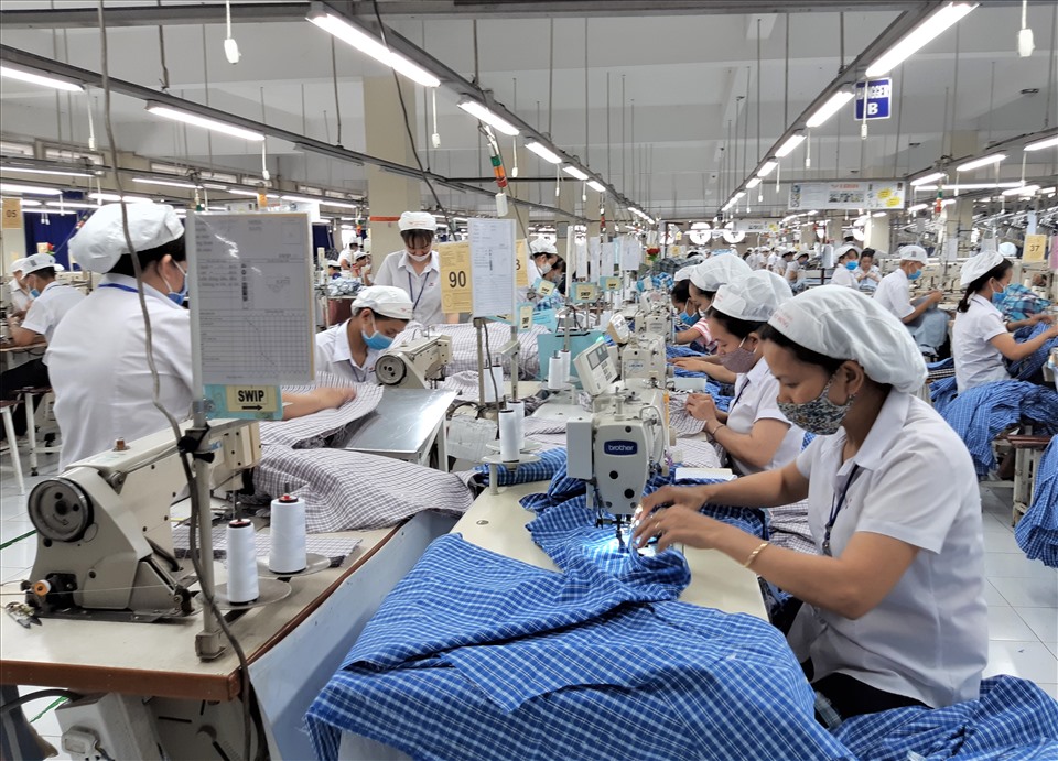 Người lao động của Công ty Cổ phần Việt Hưng được yêu cầu đeo khẩu trang khi làm việc để phòng chống dịch COVID-19. Ảnh Nam Dương
