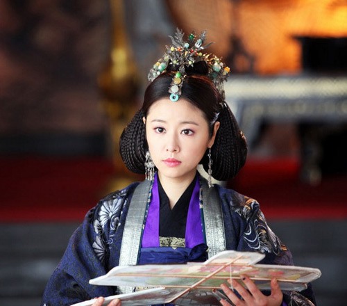Lâm Tâm Như  Lâm Tâm Như có tên tiếng Anh là Ruby Lin (sinh ngày 27 tháng 01 năm 1976 tại Đài Bắc, Đài Loan) là một nữ diễn viên, ca sĩ, người mẫu kiêm nhà sản xuất phim nổi tiếng người Đài Loan, được mệnh danh là “Nữ hoàng phim truyền hình Đài Loan“.  Năm 1994, Lâm Tâm Như gia nhập làng giải trí với vai trò người mẫu bán thời gian. Năm 1995, cô đóng “Bá vương học đường” cùng Lâm Chí Dĩnh. Năm 1997 và 1999 với vai diễn Hạ Tử Vy trong phim truyền hình ăn khách “Hoàn châu cách cách” của nữ văn sĩ Quỳnh Dao, cô nổi tiếng khắp châu Á.  Những bộ phim cổ trang mà Lâm Tâm Như góp mặt như: Mã Phức Nhã (Khuynh thế hoàng phi), Hạ Vũ Hà (Tân Công chúa Hoàn Châu), Hạ Tử Vy (Công chúa Hoàn Châu),...Nhân vật trong phim “Khuynh thế hoàng phi” được các fan bình chọn là đẹp nhất trong số những vai diễn cổ trang của nữ diễn viên Hoa ngữ Lâm Tâm Như.