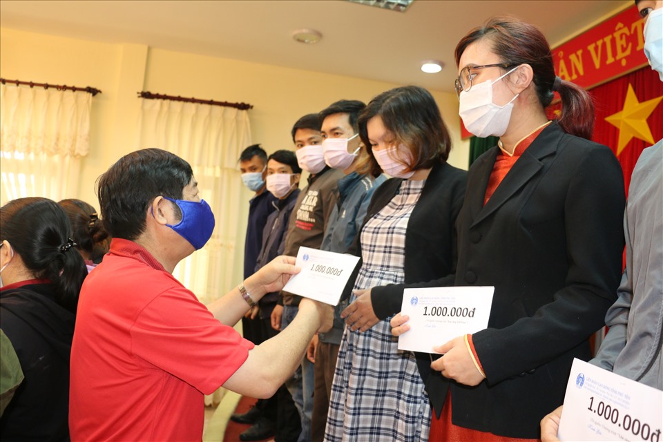 Đại diện Sabeco trao quà Tết gắn kết cho người lao động Phú Yên khó khăn bị ảnh hưởng nặng do dịch COVID-19. Ảnh: Phương Linh