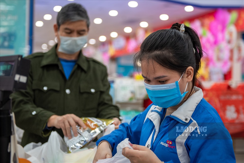 Trao đổi với phỏng viên, bà Nguyễn Thị Kim Dung, đại diện siêu thị Coopmart cơ sở Nguyễn Trãi, Hà Đông cho biết, “chúng tôi thực hiện nghiêm chỉ đạo của Thành Phố về công tác phòng chống dịch, quán triệt nhân viên phải luôn đeo khẩu trang, đo thân nhiệt cho khách khi đến, nhắc nhở khách hàng luôn đeo khẩu trang trong suốt quá trình mua sắm”.