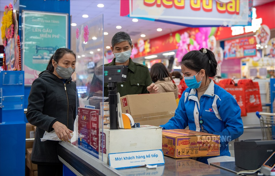 Theo ghi nhận của Lao Động ngày 29.1, tại siêu thị Co.opmart (Hà Đông, Hà Nội) các hoạt động kinh doanh đều diễn ra bình thường. Đáng chú ý, cả người bán và người mua đều tự giác bảo vệ bản thân, phòng, chống dịch bệnh COVID-19 bằng cách đeo khẩu trang và cố gắng giữ khoảng cách an toàn khi mua hàng.