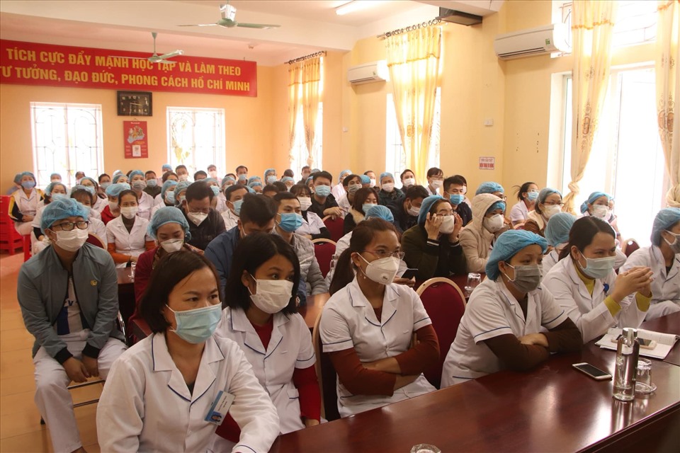 Tập huấn cho các cán bộ, bác sĩ, nhân viên y tế về công tác phòng, chống dịch COVID-19 tại Trung tâm Y tế TP Chí Linh. Ảnh: Bộ Y tế cung cấp