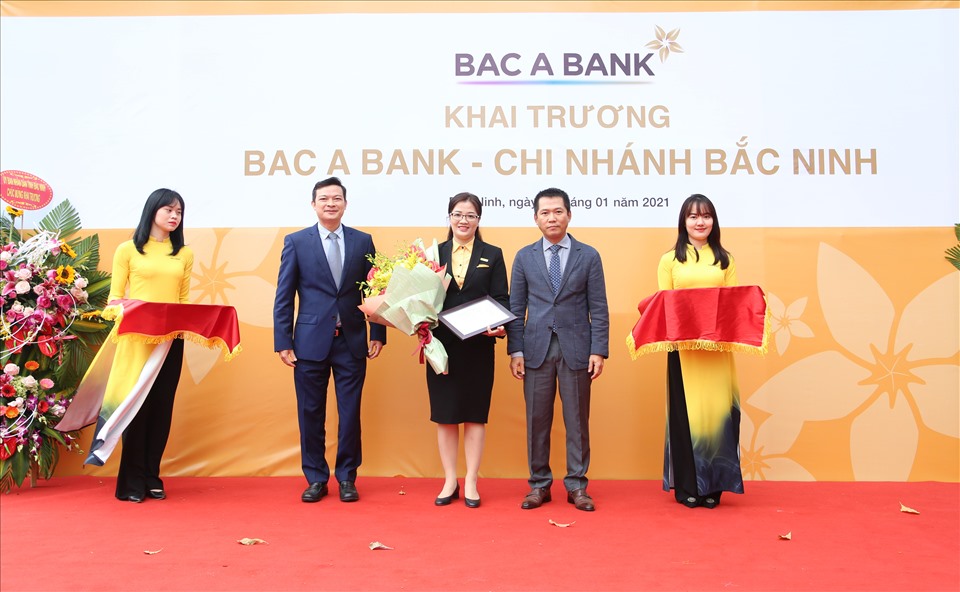 Ông Đặng Trung Dũng - Phó TGĐ Thường trực Ngân hàng TMCP Bắc Á trao quyết định và tặng hoa cho BAC A BANK Chi nhánh Bắc Ninh.
