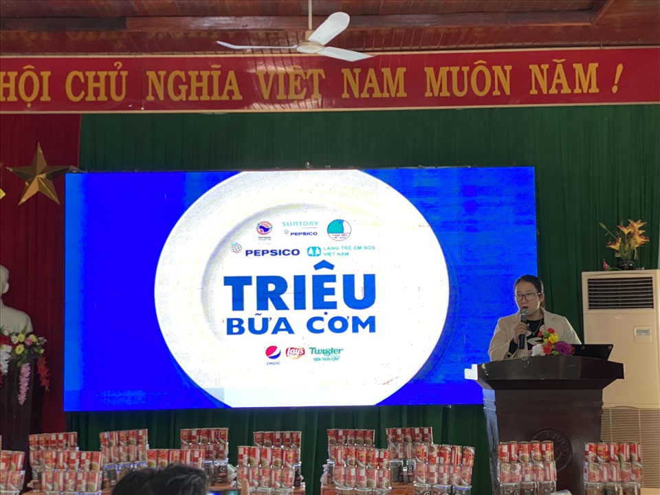 Đại diện huyện Núi Thành - Bà Lê Thị Hồng Trang phó phòng Lao đông Thương binh Xã hội