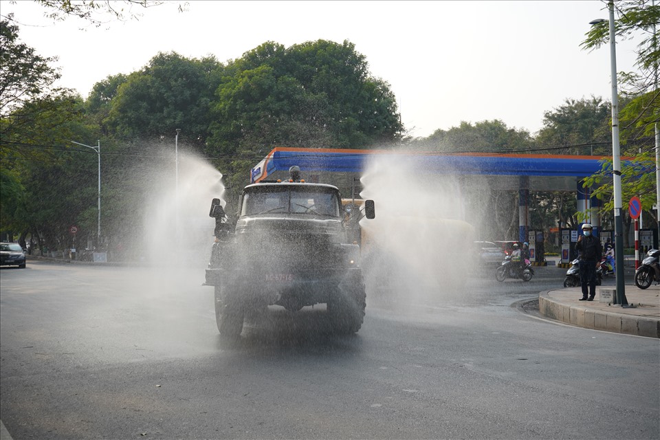 Được biết, công tác phun hóa chất khử trùng các tuyến đường chính của thành phố kéo dài 1,5 ngày. Cụ thể, ngày 29.1, xe của Trung tâm Truyền thông Giáo dục sức khỏe thành phố tuyên truyền về công tác phòng, chống dịch, xe tiêu tẩy phun khử trùng tại các tuyến phố, như: Lê Đại Hành, Nguyễn Tri Phương, Đinh Tiên Hoàng, Trần Hưng Đạo, Quang Trung, Nguyễn Đức Cảnh, Trần Phú- Đà Nẵng, Lê Lợi- Cầu Đất...