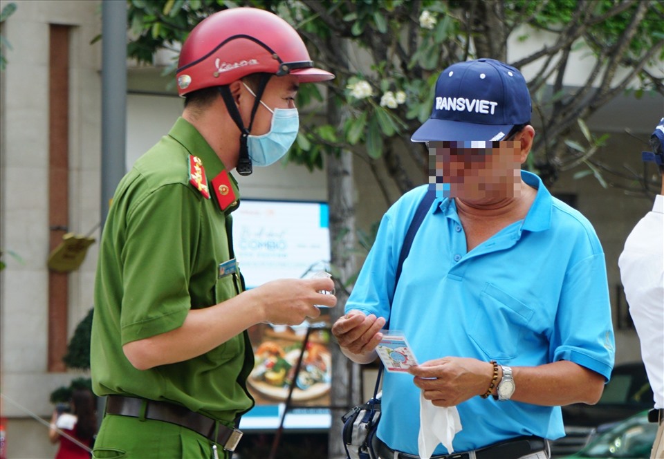 Lực lượng chức năng phường Bến Nghé (quận 1, TPHCM) trong một lần ra quân tuyên truyền, nhắc nhở người dân đeo khẩu trang, phòng dịch COVID-19. Ảnh: Chân Phúc