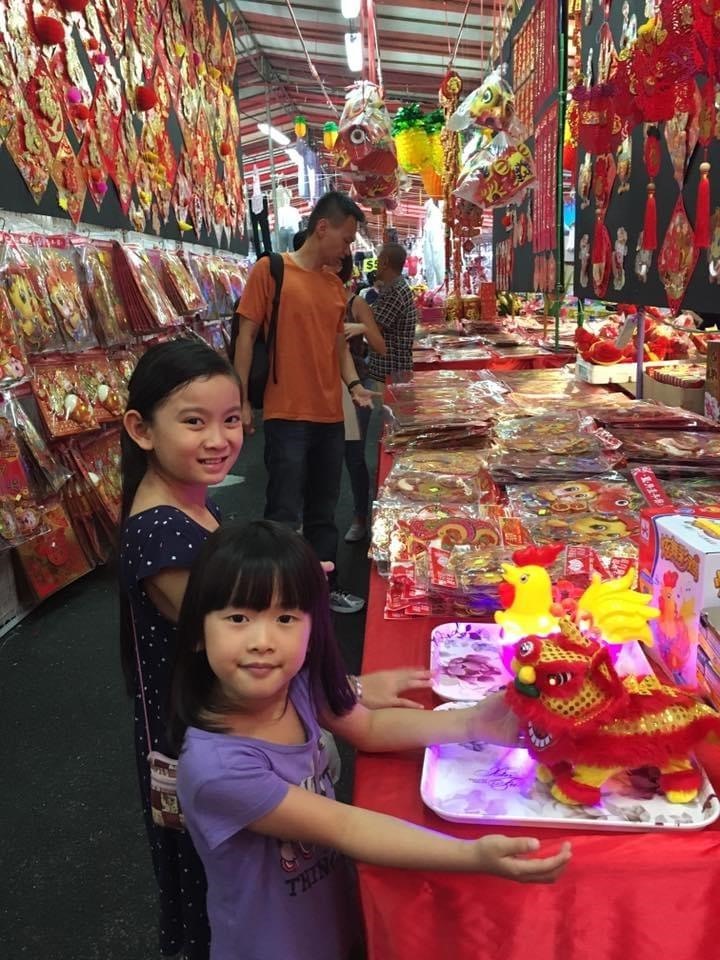 Trẻ em người Việt ở Singapore được cha mẹ cho đi sắm Tết. Ảnh: Angie Nguyen