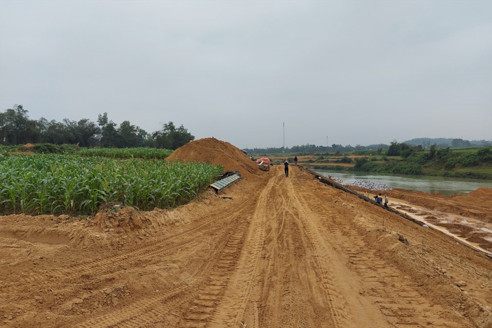 Dự án kè sông Ngàn sâu thu hồi đất canh tác bãi bồi ven sông của người dân xã Gia Phố. Ảnh: Trần Tuấn.