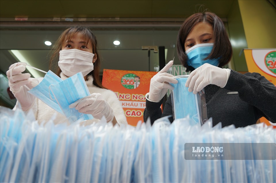 Hiện giá khẩu trang bán ra tại nhiều quầy thuốc ở Hà Nội có xu hướng tăng nhẹ với 60.000-100.000 đồng/hộp 50 cái tùy loại, bịch 10 cái 20.000-40.000 đồng/bịch; giá nước rửa tay diệt khuẩn ổn định.