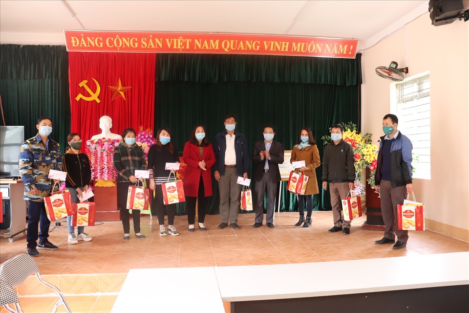 Đoàn công tác tặng quà cho đoàn viên, CNVCLĐ có hoàn cảnh khó khăn  trên địa bàn xã Ta Gia huyện Than Uyên