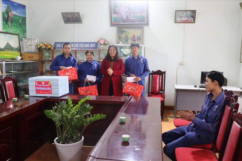 Bà Nguyễn Thị Thiện - Chủ tịch LĐLĐ tỉnh trao quà cho đơn vị và CNLĐ có hoàn cảnh khó khăn Công ty Cổ phần Đầu tư, Phát triển chè Tam Đường