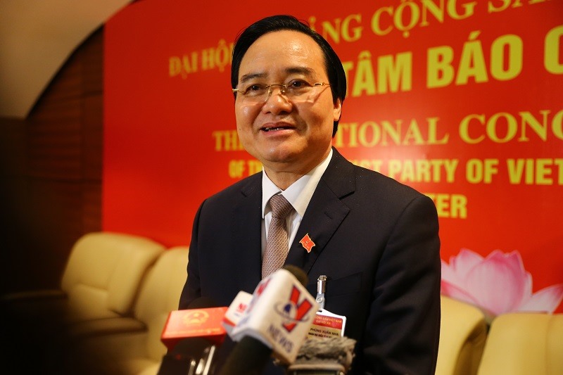 Bộ trưởng Bộ GDĐT Phùng Xuân Nhạ chia sẻ với báo chí bên lề Đại hội Đại biểu toàn quốc lần thứ XIII của Đảng. Ảnh: Minh Phong