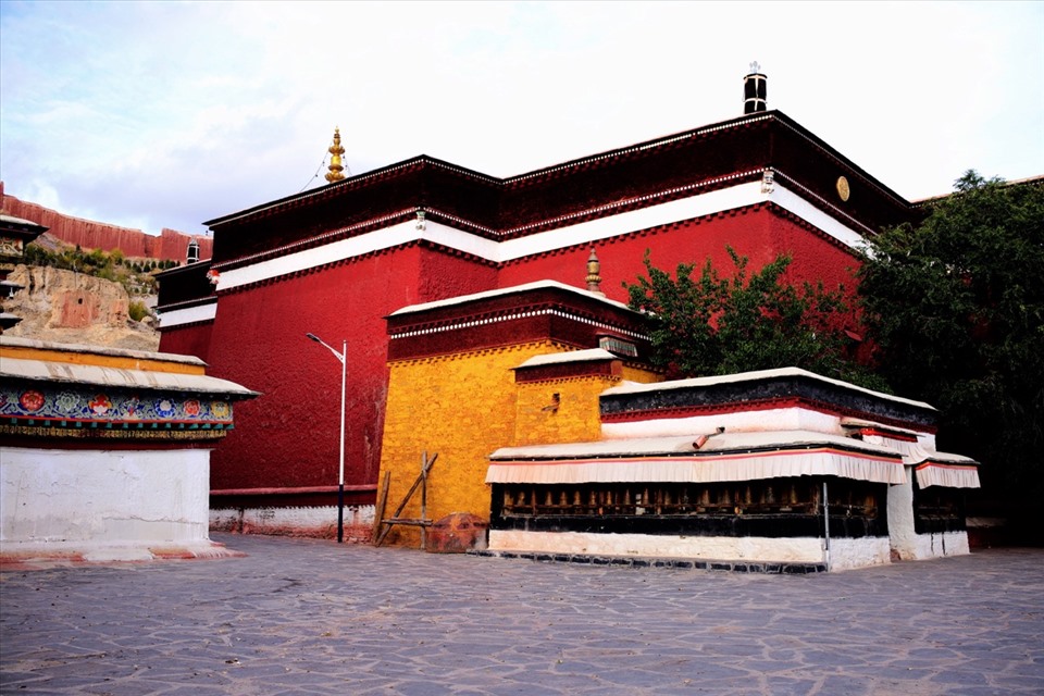 Tây Tạng là trung tâm truyền thống của Phật giáo Tây Tạng.