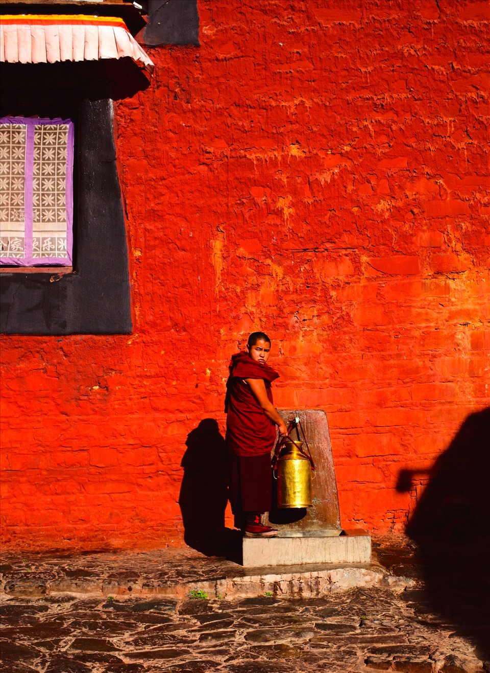 Đây là quê hương của người Tạng cũng như một số dân tộc khác như Môn Ba, Khương, Lạc Ba...