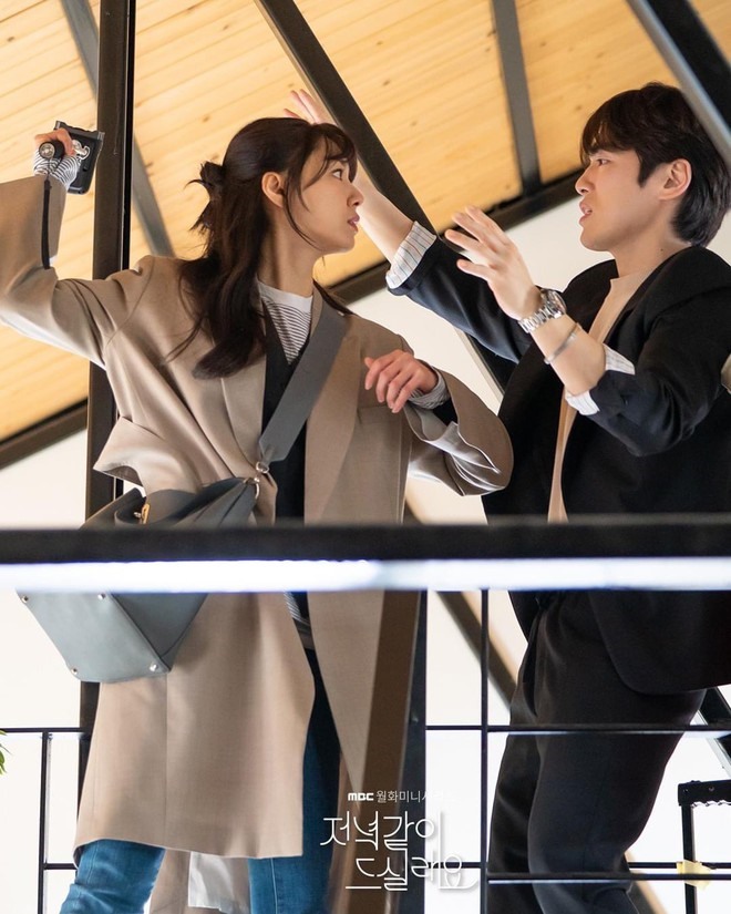 Sau bộ phim, cặp sao khiến khán giả “dở khóc dở cười” với màn tái ngộ trong “Dinner Mate” (Bữa tối định mệnh). Trong phim, nhân vật của Kim Jung Hyun thủ vai “cắm sừng” Seo Ji Hye. Ảnh poster.