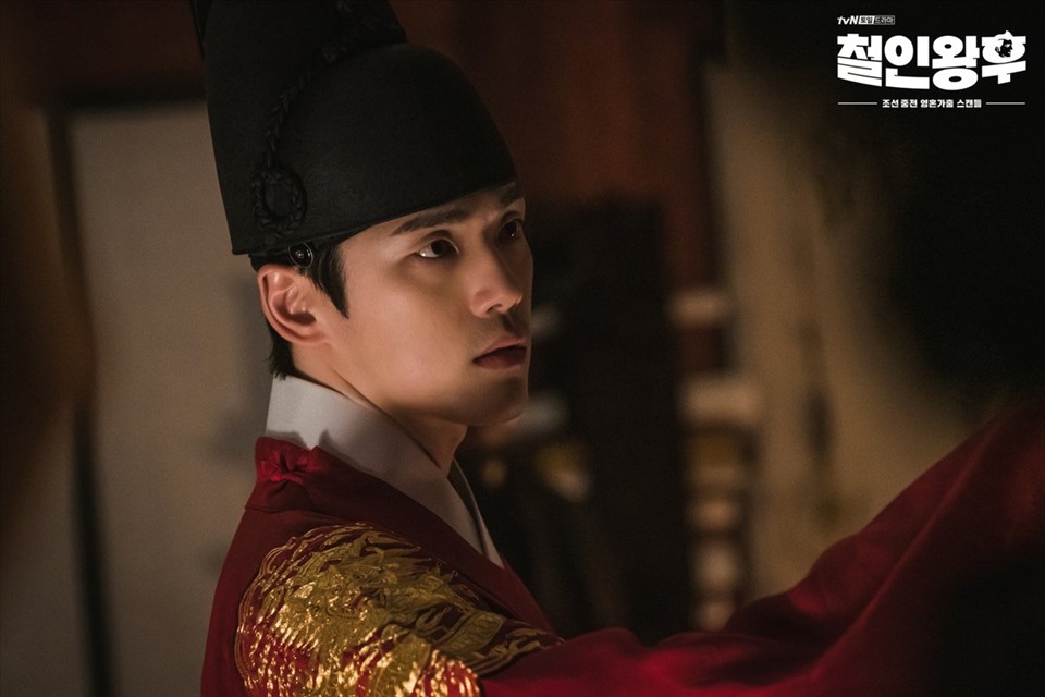 Nam diễn viên khéo léo thể hiện hai thái cực của nhân vật vua Cheol Jong, ban ngày là vị vua bù nhìn, ban đêm là người nham hiểm, tự tìm đường để củng cố vương vị. Ảnh poster.
