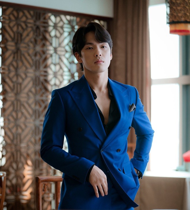 Sau scandal, Kim Jung Hyun hạn chế xuất hiện trước truyền thông. Cuối năm 2019, anh trở lại đóng phim và dần lấy lại danh tiếng bằng vai diễn “thánh lừa đảo” Goo Seung Joon ở “Hạ cánh nơi anh”. Ảnh cắt phim.