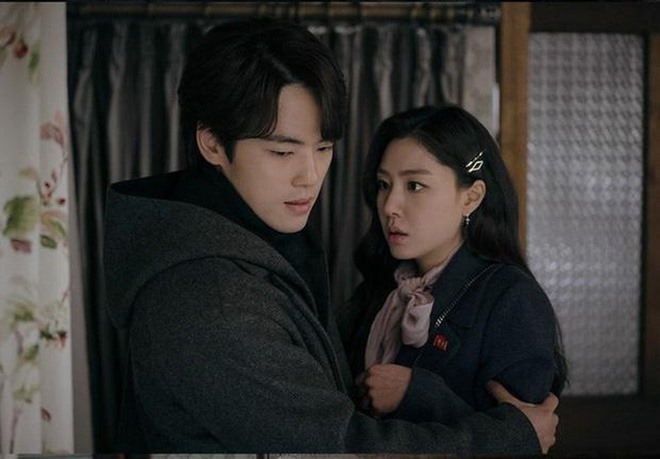 Trong phim, cặp đôi Seung Joon và Seo Dan (Seo Ji Hye) được yêu mến không kém cặp đôi chính Hyun Bin, Son Ye Jin. Ảnh cắt phim.