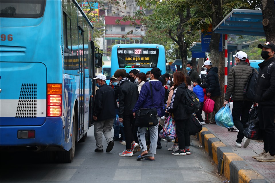 Sau khi từ quê ra, nhiều người chọn xe buýt là phương tiện để di chuyển về khu vực sinh sống.